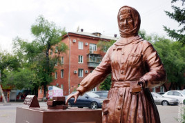 Памятник Снегурочке-продавщице мороженого