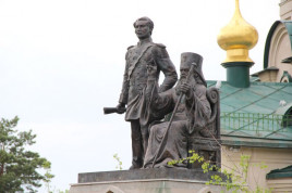 Памятник генерал-губернатору  Николаю Муравьёву - Амурскому и митрополиту Иннокентию