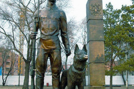Памятник пограничнику с собакой