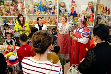 Музейная комната "Здесь живут игрушки Советского Союза"