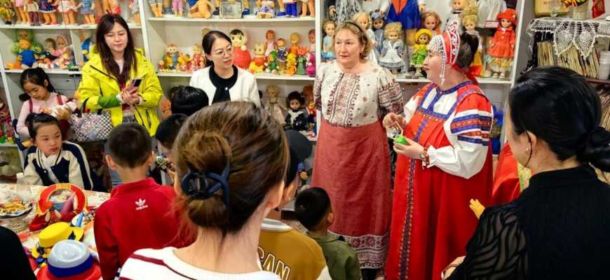 Музейная комната "Здесь живут игрушки Советского Союза"