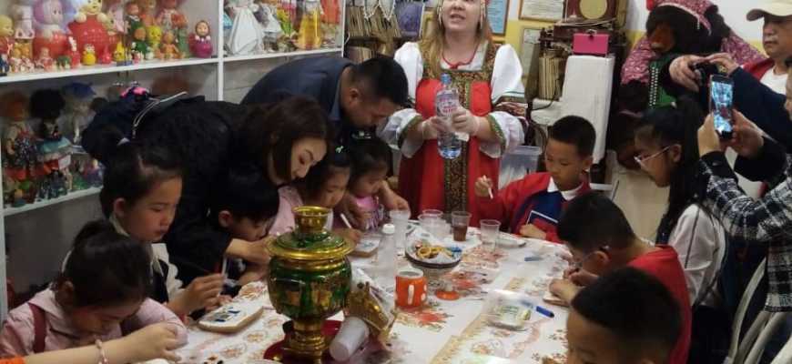 Музейная комната "Здесь живут игрушки Советского Союза"